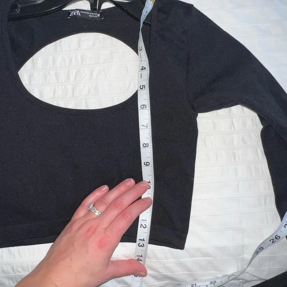 Black Long Sleeve Crop Top Black long sleeve ribbed cropped top Zara XS